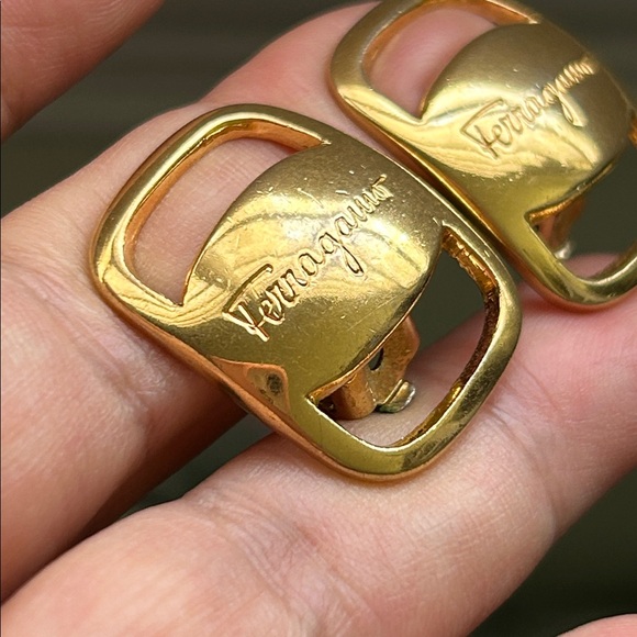🖤VTG Salvatore Ferragamo Vara Gold Tone Clip-On Earrings - Picture 2 of 15